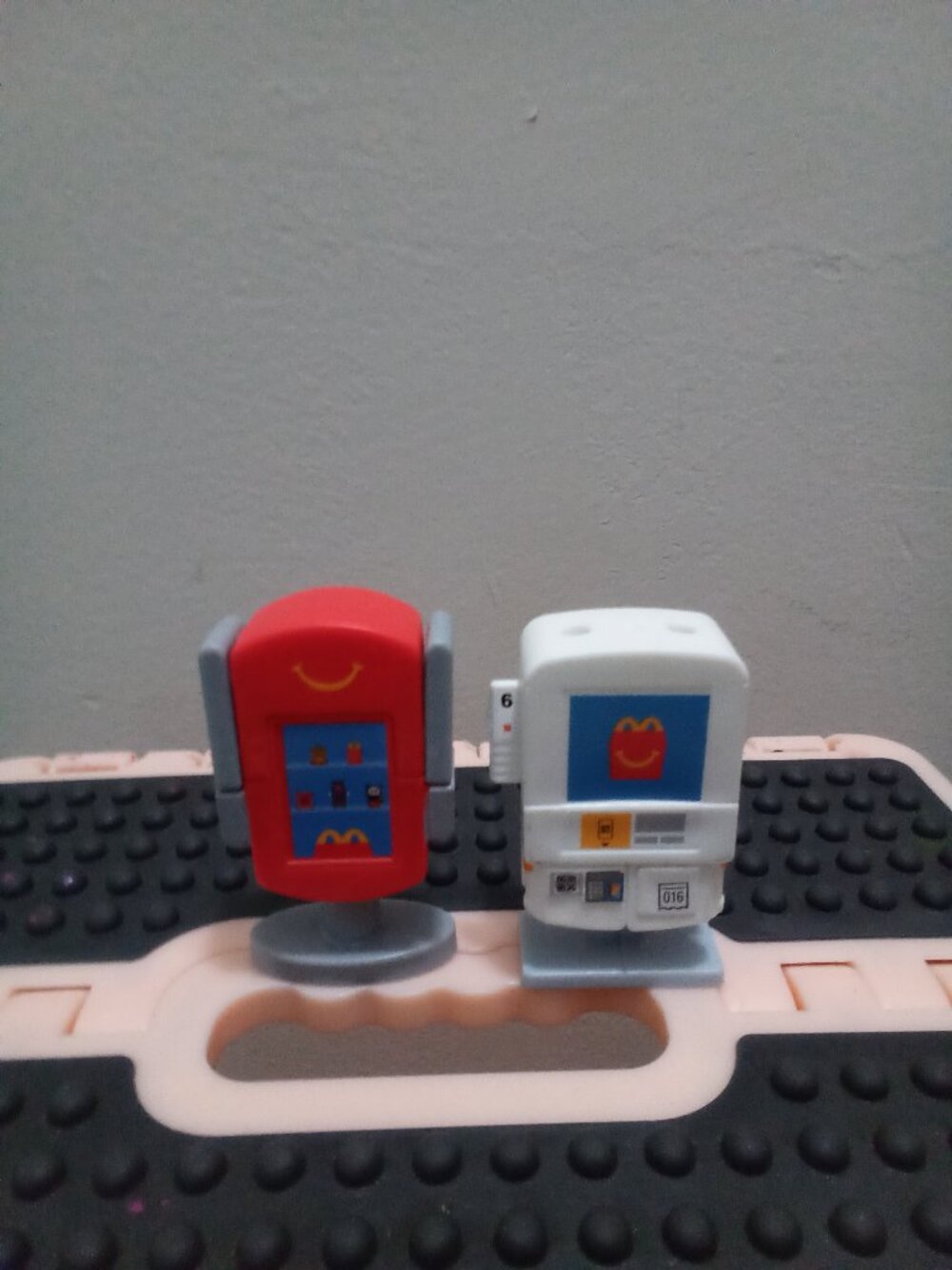 McDonald's Changeables #13 KiO Transforming Self-Ordering Kiosk Robot Toy